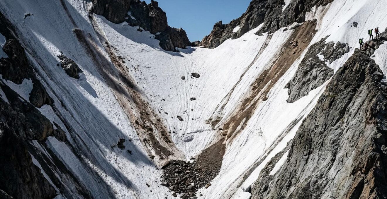Vue du couloir du Goûter montrant les trajectoires de chutes de pierres et zones d'accumulation de débris