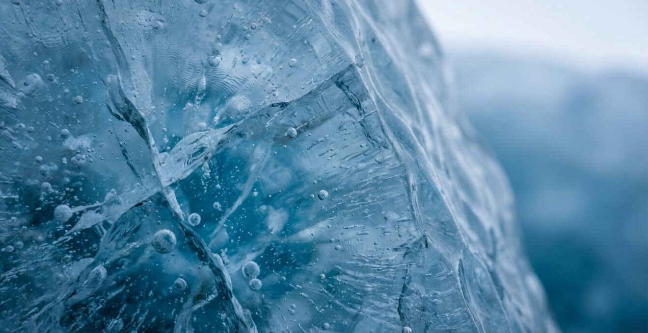 Gros plan sur la texture bleue naturelle d'un sérac glaciaire avec ses nuances et sa structure cristalline